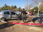  بالفيديو: إصابة خطيرة لشاب بحادث طرق مروّع بين 3 مركبات بمدينة يافا 